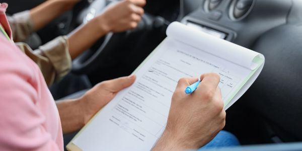 Ehliyet Sınavına Hazırlıkta Başarı Stratejileri ve Direksiyon Eğitim Süreci: Uzmanından İpuçları